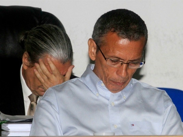 Joo Arcanjo Ribeiro e seu advogado, ao fundo, durante julgamento em Cuiab. (Foto: Assessoria / TJMT)