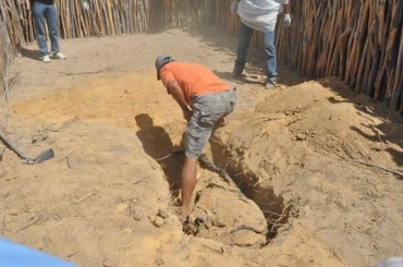 Polcia encontrou corpo enterrado no quintal; enteado ajudou a cavar a cova (Foto: Foto: Michel Dantas/Agncia Misria)