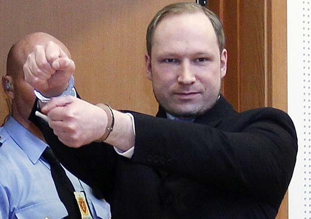O acusado Anders Behring Breivik chega ao tribunal para audincia nesta segunda-feira (6) em tribunal em Oslo, na Norueg
