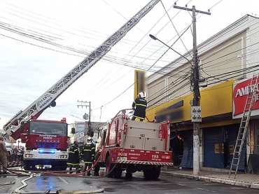 Casas Pernambucanas em Vrzea Grande: estoque de roupas ajudou a propagar o fogo