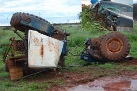 Trator partiu ao meio com o impacto da batida. No detalhe, a caminhonete batida