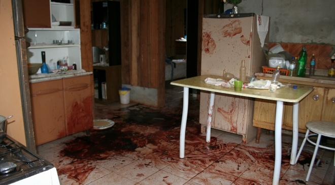 No interior da casa, a marca do sangue do crime que abalou Itapor