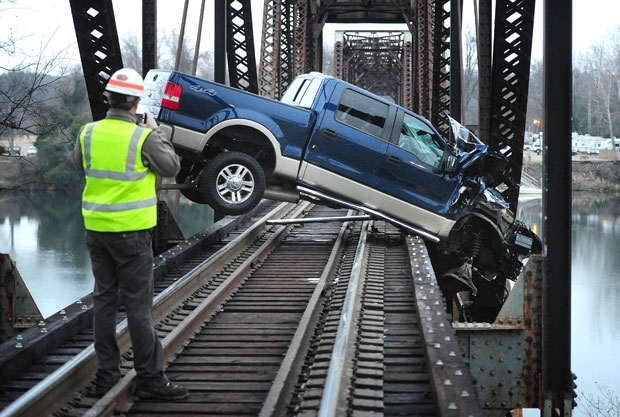 Caminhonete ficou presa nos trilhos aps o motorista tentar cruzar por uma ponte de ferrovia nos EUA.