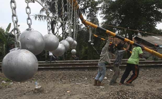 Operrios instalam as bolas de concreto em Bekasi nesta tera-feira (17).