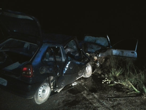 Dois carros colidiram e duas pessoas morreram em Genral Cmara, RS.