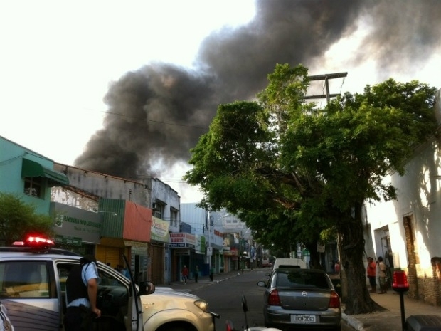 Seis lojas de materiais plsticos no Centro de Fortaleza foram atingidas por incndio que comeou na madrugada deste sb