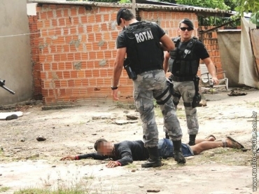 Policiais detiveram o agressor que estava na casa do pai depois de agredi-lo.