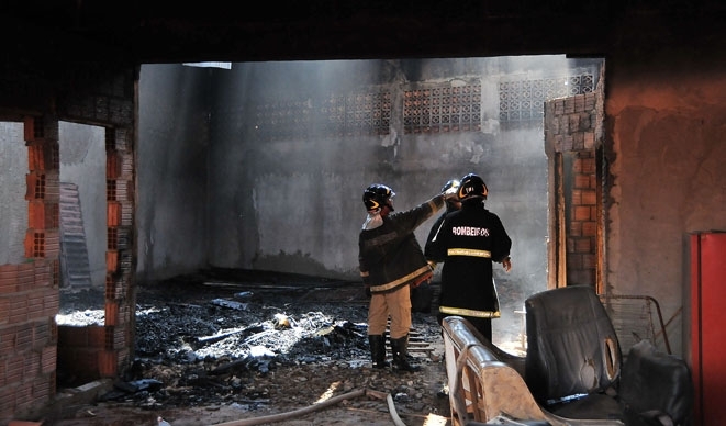 Tapearia ficou totalmente destruda em 15 minutos de chamas