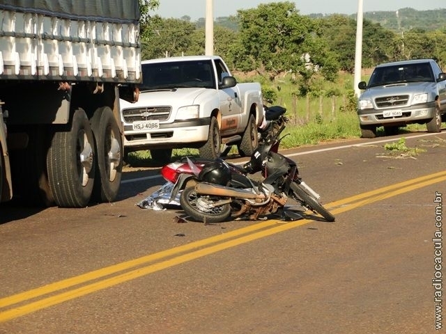 Motociclista no viu carreta parada e bateu na traseira.