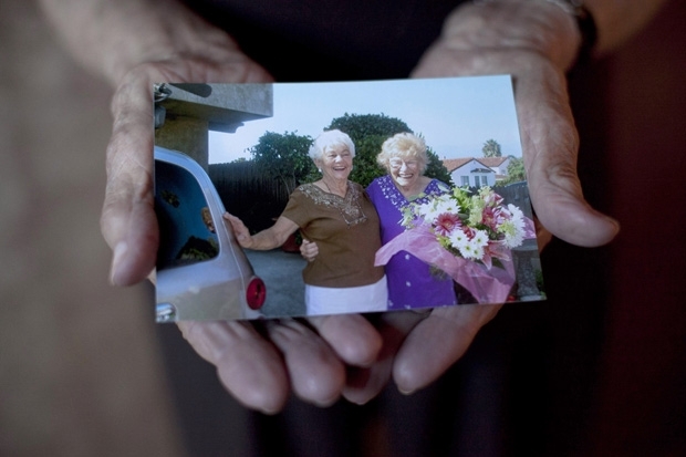 Minka Disbrow, de 100 anos, mostra foto dela com a filha Ruth Lee, de encontro em dezembro de 2011.