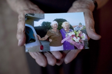 Minka Disbrow, de 100 anos, mostra foto dela com a filha Ruth Lee, de encontro em dezembro de 2011. 