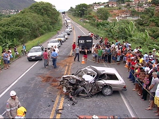 Frente de carro ficou destruda em acidente na Serra, na Grande Vitria.