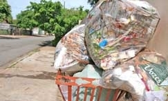 Lixo no bairro Cristo Rei, em Vrzea Grande: enquanto a prefeitura e a empresa Sustentare no se entendem, populao sof