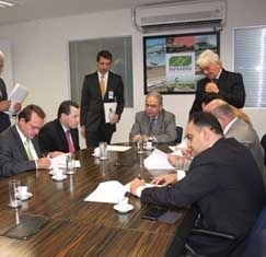 Secretrios de Estado e deputados acompanharam Silval durante ato de assinatura de convnio em Braslia 