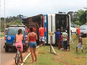 nibus escolar tomba com 35 pessoas no sul da Bahia.