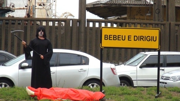 Vestido de Morte, o agente conscientiza para as consequncias de se beber e dirigir.