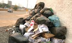 Coleta de lixo em Vrzea Grande: a empresa e a prefeitura dizem que o problema no  srio, mas a populao est insatis