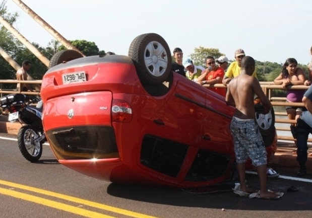 Carro capotou aps problemas mecnicos, segundo o motorista