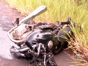 Motociclista morreu aps bater de frente com um carro na segunda-feira.