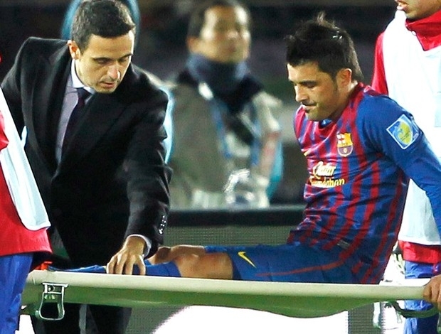 David Villa deixa o jogo do Barcelona lesionado.