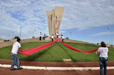 Lao vermelho colocado em monumento simboliza a luta contra Aids em todo o mundo 