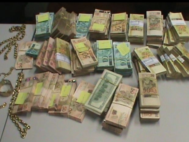 Em posse dos 5 presos foram encontrados R$ 290 mil e US$ 29,3 mil em dinheiro, alm de diversas joias