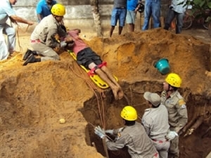 Homem  soterrado ao escavar fossa em casa