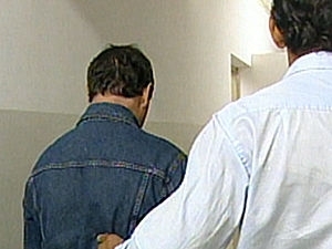 Imagem mostra o professor (de jeans) sendo preso pela primeira vez, em 2009.
