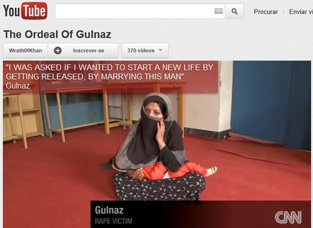 A afeg Gulnaz, com rosto coberto, durante entrevista  rede americana CNN.