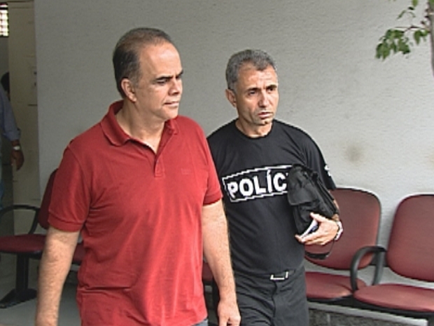 Marcos Valrio deixa delegacia em Belo Horizonte, de onde segue para o IML. Ele deve ser transferido preso para a Bahia.