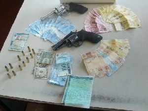 Polcia identificou dez notas de R$ 100 falsas