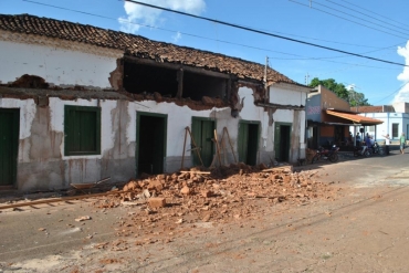 Fachada de um dos casares de Diamantino desaba e fere operrio na rua Almirante Batista das Neves