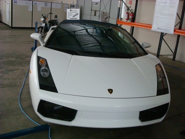 Veículo da marca italiana Lamborghini foi leiloado por R$ 620 mil em Taubaté, no interior de São Paulo.