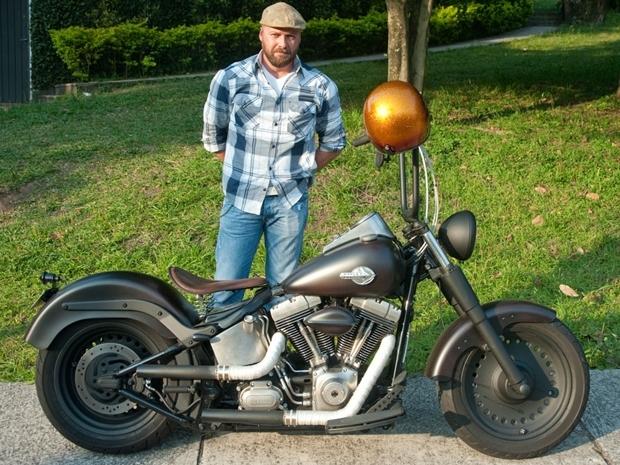 Eduardo Girardi e sua Harley-Davidson Fat Boy customizada