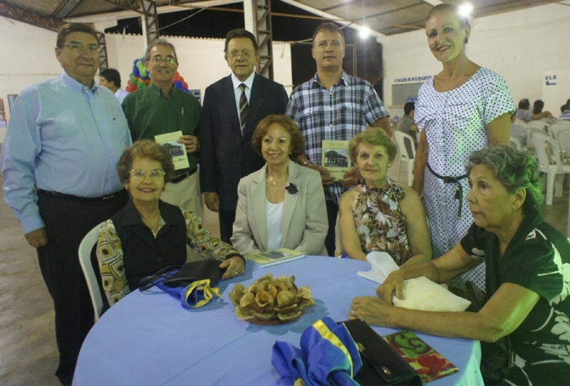 Maria Martins (centro) com os membros da Academia Matogrossense de Letras durante o lanamento do livro em Diamantino na