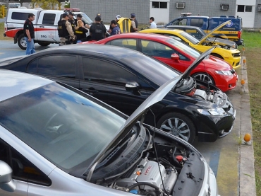 Carros de luxo que teriam sido usados em racha so apreendidos.