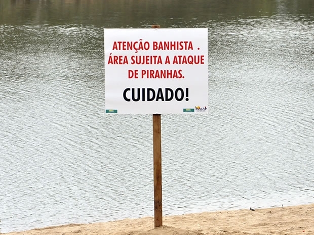 Prefeitura instalou placas para alertar os banhistas sobre os ataques no Rio Paraguai