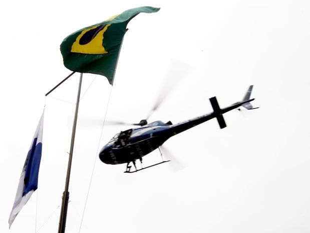 Aps ocupao, bandeiras nacional e do Rio de Janeiro foram hasteadas no topo do morro da Rocinha