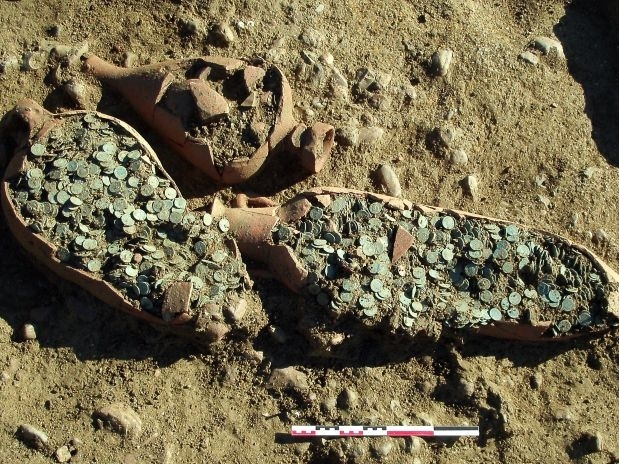 Os trs jarros continham milhares de moedas de bronze de origem romana