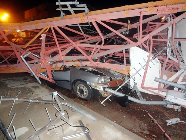 Carro ficou destrudo aps ser atingido por torre, em Nova Xavantina/ Foto: Corpo de Bombeiros de Nova Xavantina (MT)