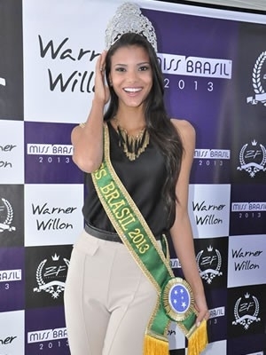 Miss Brasil falou com a imprensa, em Cuiab, nesta segunda-feira (Foto: Eduarda Fernandes/G1 MT)