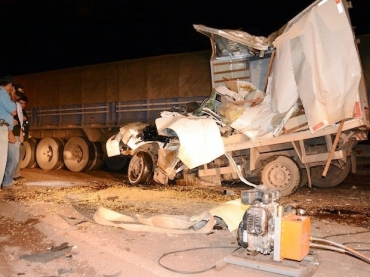 Veculos estavam parados na rodovia quando ocorreu acidente. (Foto: Ronaldo Teixeira/AGORA MT)