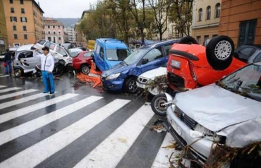 Carros empilhados na rua aps cheia do Rio Bisagno, no centro de Gnova, nesta sexta-feira (4).