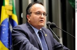 Taques  indicado a prmio de melhor senador de 2011, alm de melhor guardio da segurana jurdic 