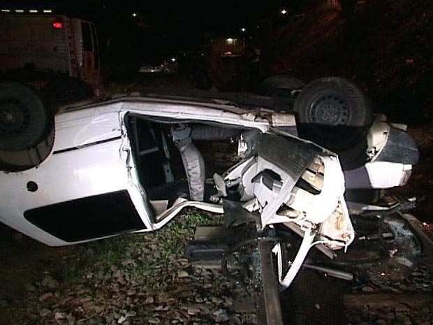 Carro capotou e caiu sobre trilhos, no bairro Cruzeiro do Sul, em Cariacica.