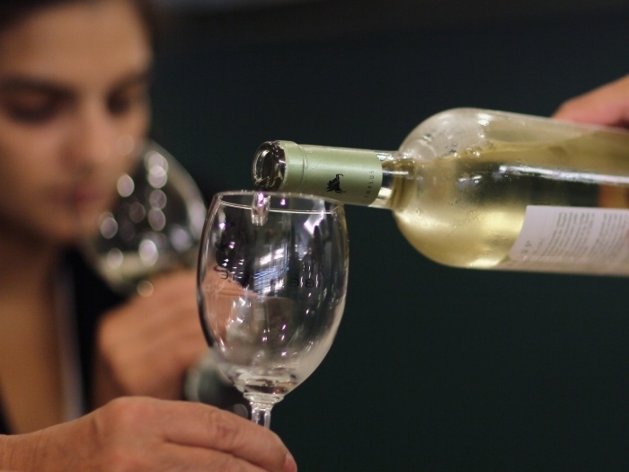 O vinho branco tem cerca de seis calorias a menos do que o tinto
