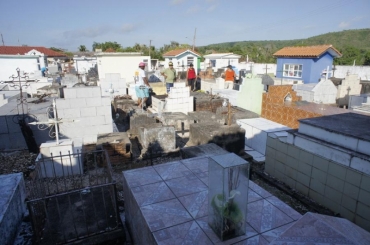 Populares preparam a limpeza dos tmulos para o Dia de Finados