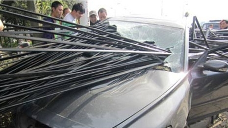Motorista chins escapou depois de centenas de barras de ao atravessarem o para-brisa de seu carro. (