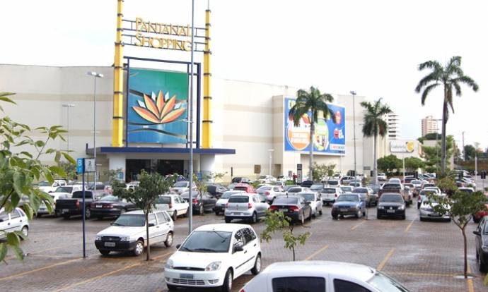 O assalto foi em frente ao Pantanal Shopping Center: um bandido foi baleado