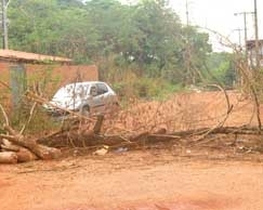 Trnsito na rua bloqueada agora obedece s regras impostas pelos moradores do bairro Santa Maria